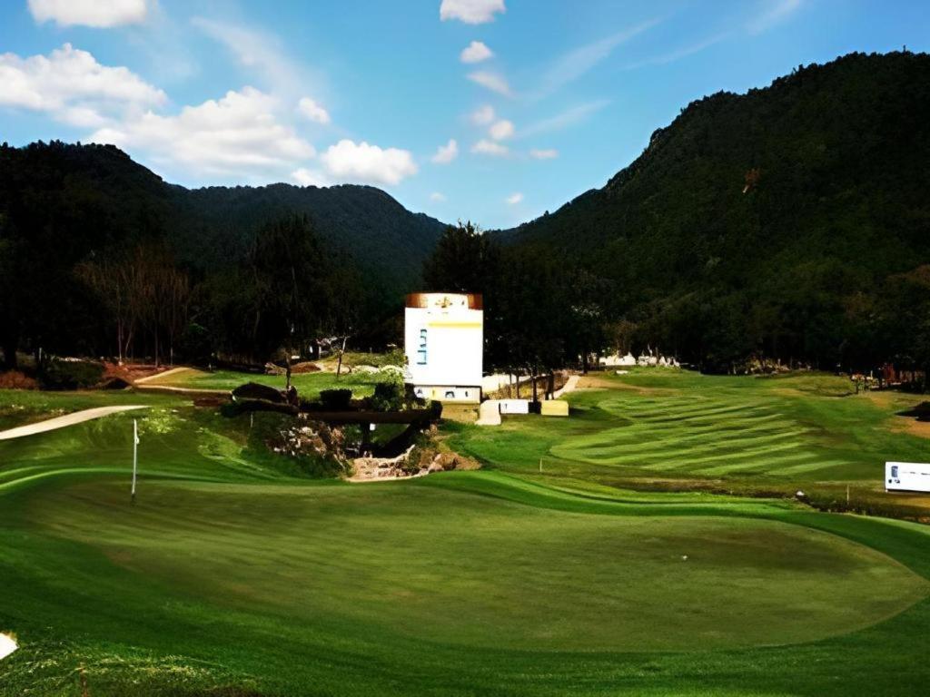 Royal Hills Golf Resort & Spa Nakhon Nayok Bagian luar foto