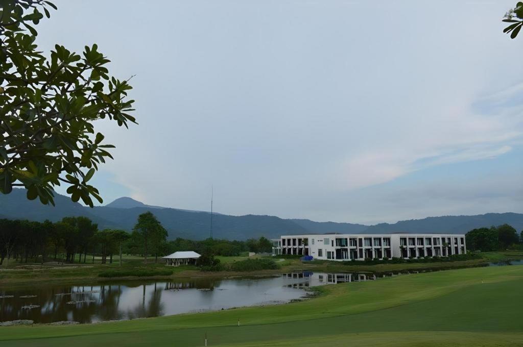 Royal Hills Golf Resort & Spa Nakhon Nayok Bagian luar foto