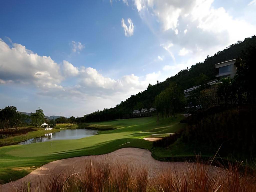 Royal Hills Golf Resort & Spa Nakhon Nayok Bagian luar foto